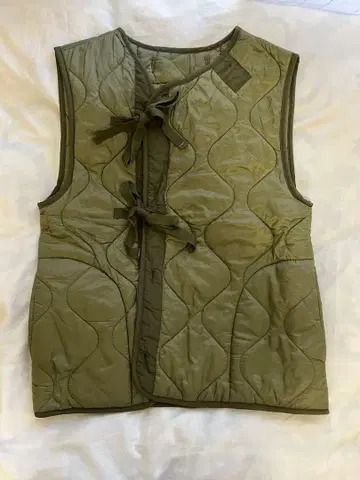 올리브색 퀼팅 다운 베스트