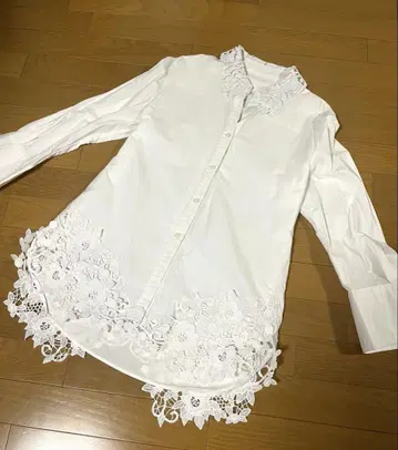 프렌치 파베 (FRENCH PAVE) 옷깃 밑단 레이스 셔츠 긴팔 화이트