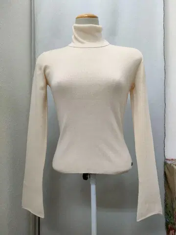 폭시 베이지 니트 터틀