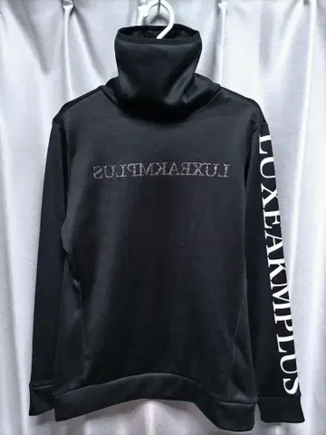 LUXE AKM PLUS 하이넥 맨투맨 블랙