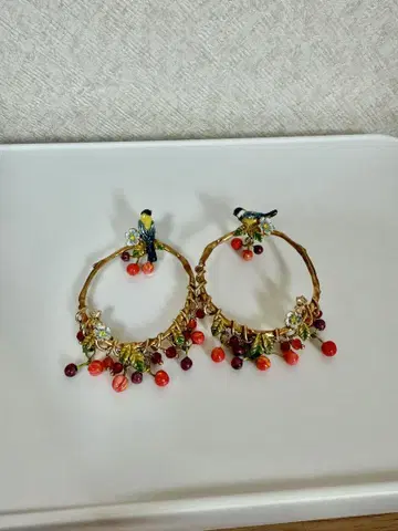 레네레이드 Les Nereides 새와 과일 장식이 있는 후프 귀걸이