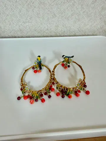 레네레이드 Les Nereides 새와 과일 장식이 있는 후프 귀걸이