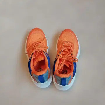 오렌지/파랑 경량 스니커즈