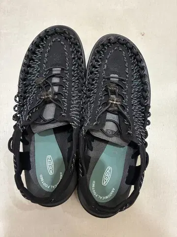 KEEN 블랙 샌들