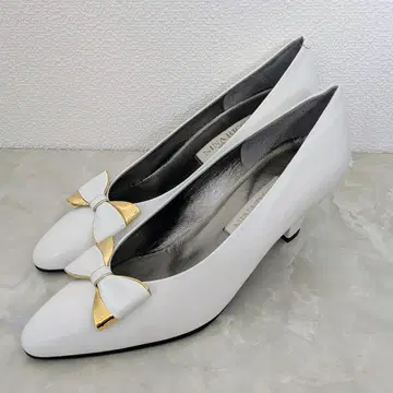 미사용 새상품!! 23.5cm 니나리치 화이트 펌프스