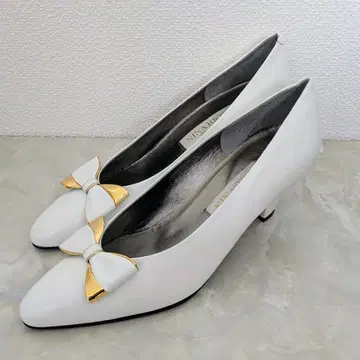 미사용 새상품!! 23.5cm 니나리치 화이트 펌프스