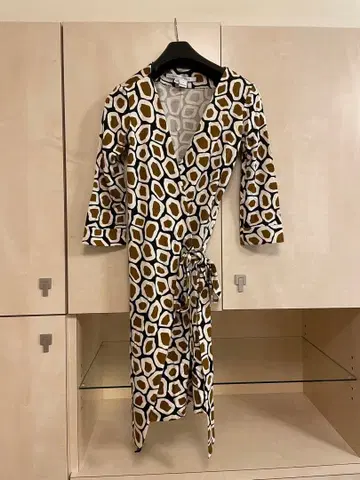 DIANE von FURSTENBERG 기린 패턴 랩 드레스 사이즈 2