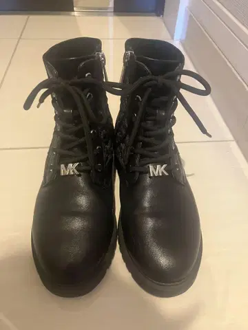 마이클코어스 블랙 가죽 하이컷 부츠