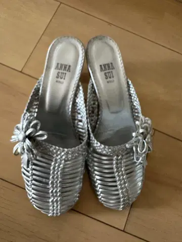 ANNA SUI 실버 뮬 꽃 장식