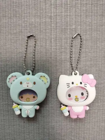 산리오 사진 배치가 달린 마스코트 키키와 키티