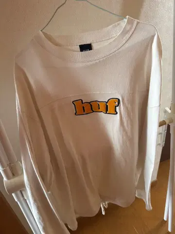 HUF 로고 자수 화이트 긴팔 티셔츠
