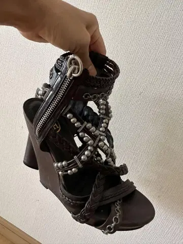 ASH 다크 브라운 비즈 장식 웨지 힐 샌들