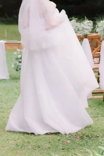 화이트 프릴 달린 웨딩 드레스