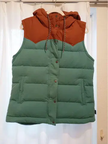[ Woman L 사이즈 ] Patagonia 후드 부착 다운 베스트