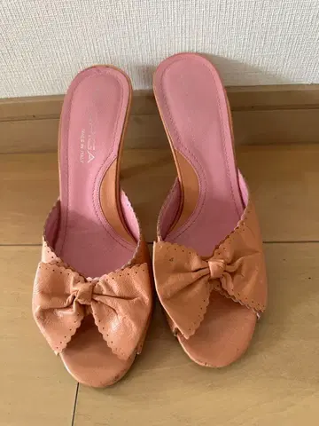 VIA SRICA 리본 포함 핑크 뮬 6.5 M