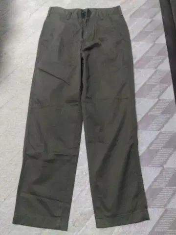 유니클로 와이드 핏 치노 팬츠 올리브 76cm 택 없음 미사용