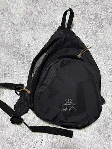 URD 블랙 슬링백 약 23cm x 40cm