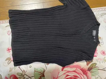 DKNY 블랙 V넥 스웨터 사이즈 M