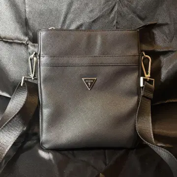 GUESS 블랙 사피아노 크로스 바디 숄더백