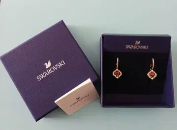 새상품 박스 포함 스와로브스키 SWAROVSKI 귀걸이 클로버 로즈 골드