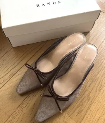 RANDA 벨로아 리본 뮬 펌프스