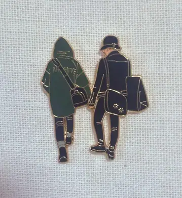 지민, 정국의 실루엣이 디자인된 핀 배지