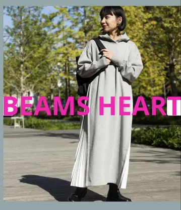 BEAMS HEART 그레이와 화이트 롱 플리츠 원피스 후드 맨투맨