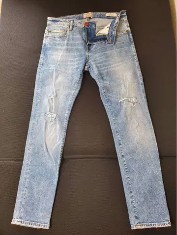 GUESS 스키니 데님 라이트 블루 데미지 가공