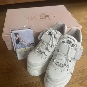 미셸 마카롱 YOSUKE 비쥬 버클 통굽 스니커즈 화이트 M 사이즈