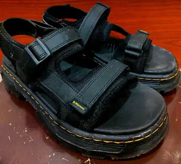 닥터마틴 Dr.Martens 블랙 샌들