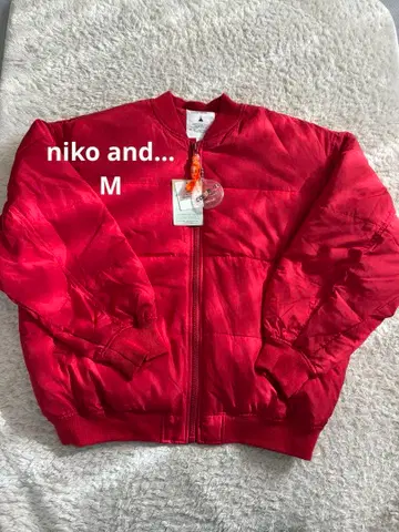 niko and - 레드 점퍼 M