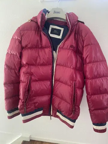 LACOSTE 빨간색 다운 자켓 후드 부착