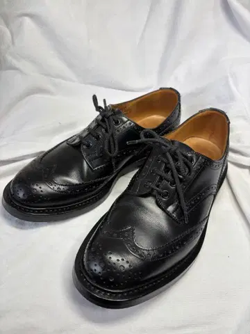 Tricker's 블랙 윙 팁 슈즈
