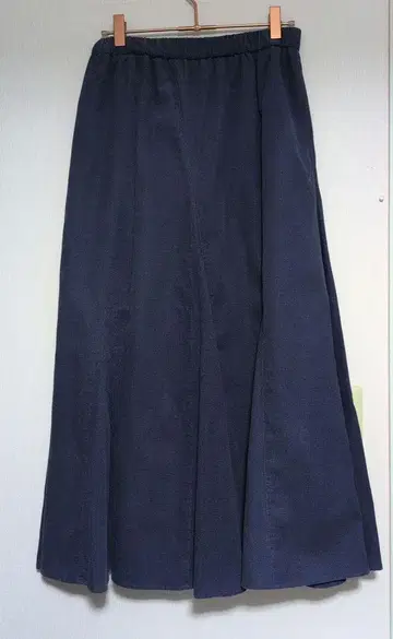 [ 새상품급 ] 에뜨로리 코듀로이 플레어 스커트 해밀턴 에센스
