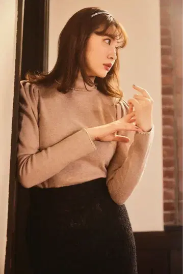 크리스탈 장식 터틀넥 니트 탑