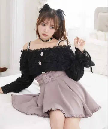 ROJITA 로지타 펄 어깨끈 오프숄더 페더 블라우스 블랙