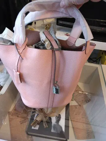 소가죽 핑크색 열쇠 달린 가방