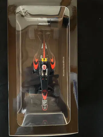 AutoArt McLAREN HONDA MP4-30 1/18 BUTTON