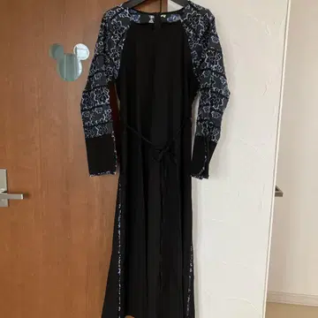 Resil 스콧 클럽 야마다야 꽃무늬 긴팔 허리 리본 포함 블랙 원피스