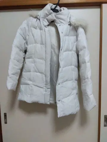 화이트 다운 자켓 후드 퍼 포함