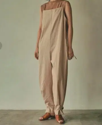 [배송비 포함] [가격 인하] Marie Miller 베이지 올인원