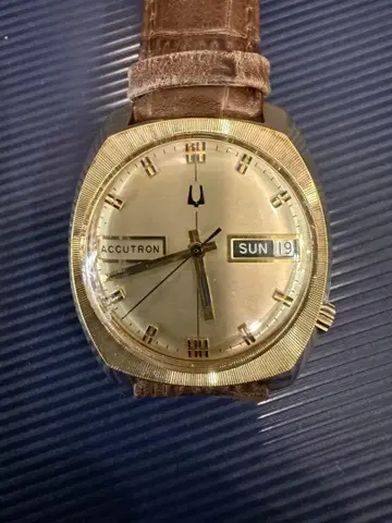 ACCUTRON 골드 시계 날짜 표시