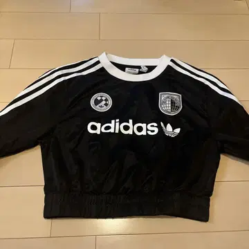 adidas 크롭 긴팔 T셔츠 블랙