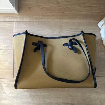 베이지와 블랙의 토트백