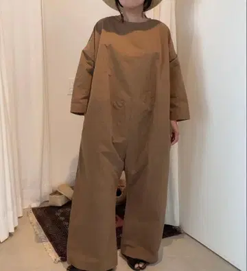 이토 후쿠오카 브라운 점프 수트