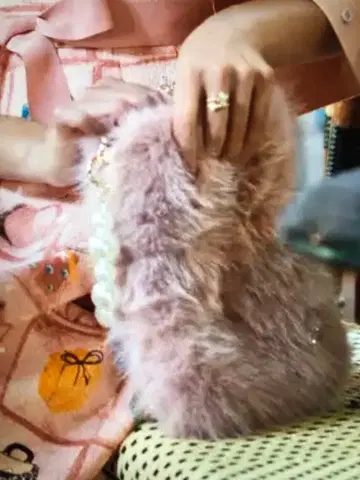 새상품 펄 핸들 인조 모피 백