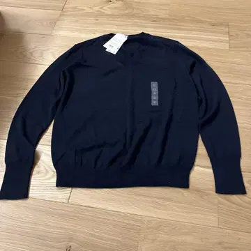 택 포함 미사용 새상품 유니클로 V넥 스웨터