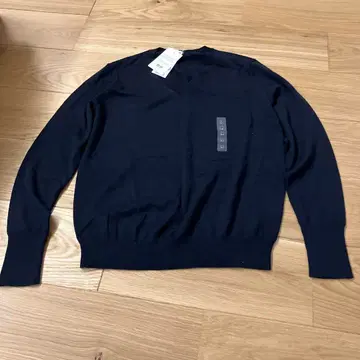 택 포함 미사용 새상품 유니클로 V넥 스웨터