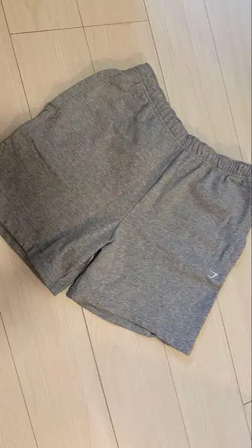 GYMSHARK 그레이 숏팬츠