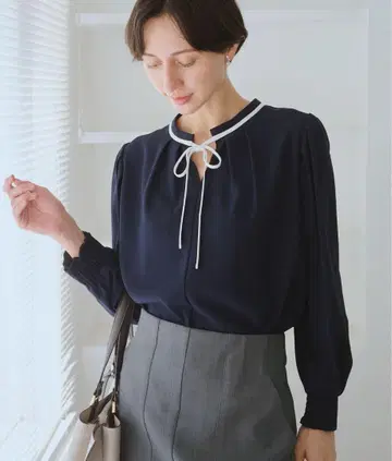 로페피크닉 배색 리본 블라우스 네이비